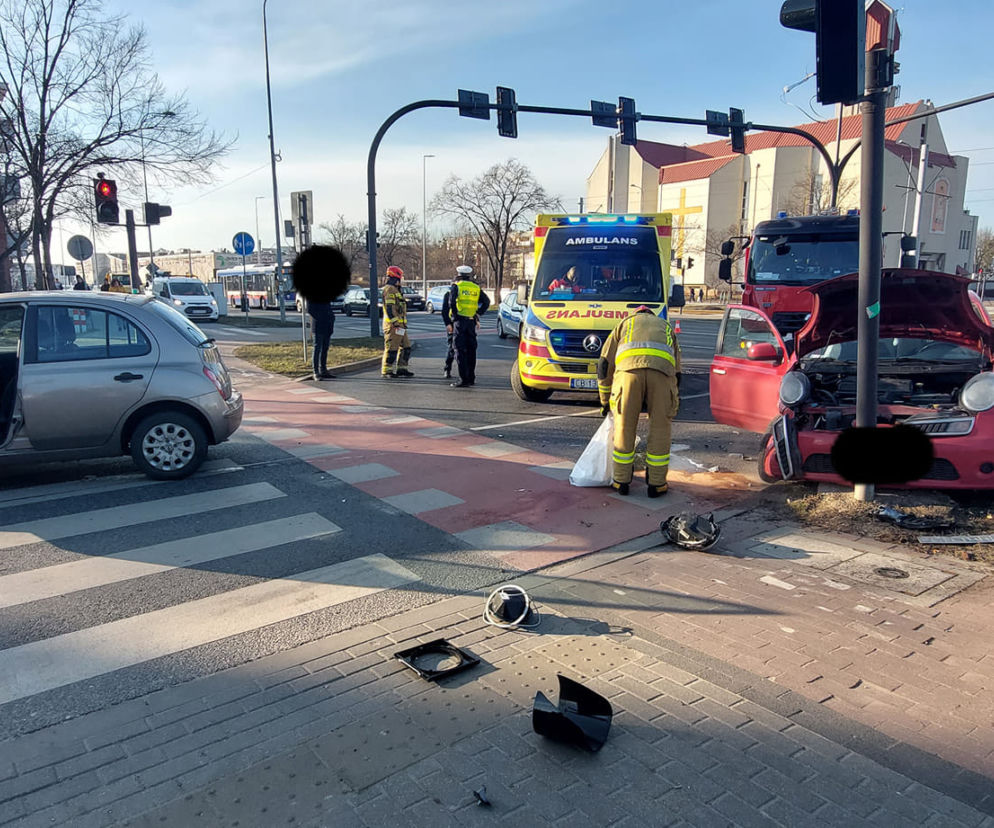 Zderzenie dwóch osobówek w Bydgoszczy! Jedna osoba ranna [ZDJĘCIA]