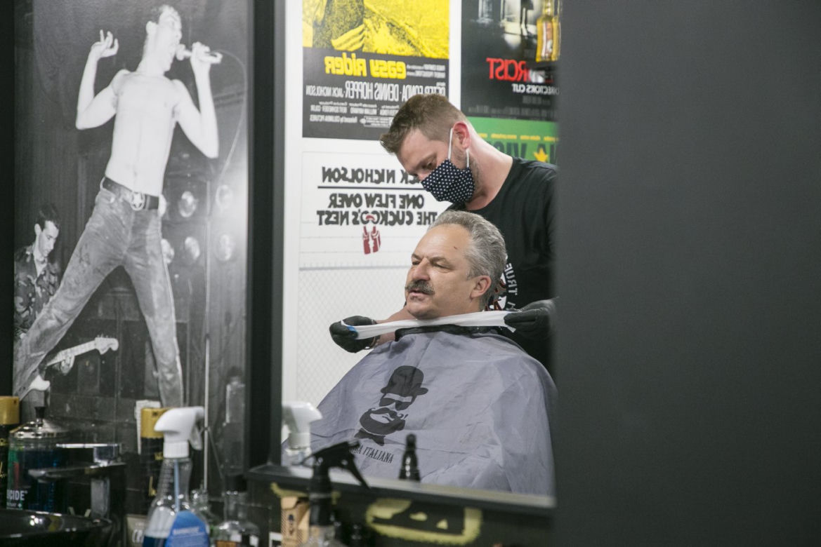 Marek Jakubiak u fryzjera