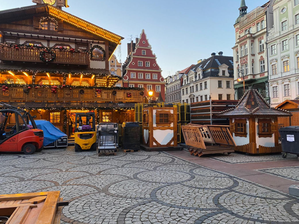 Choinka we Wrocławiu prawie gotowa. Zdania mieszkańców znowu podzielone [ZDJĘCIA]