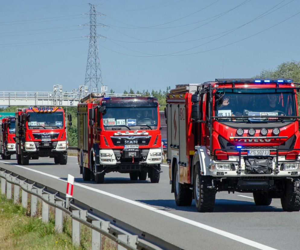 Kolumna wozów strażackich jadąca autostradą. O walce z pożarami we Francji przeczytasz na SE.