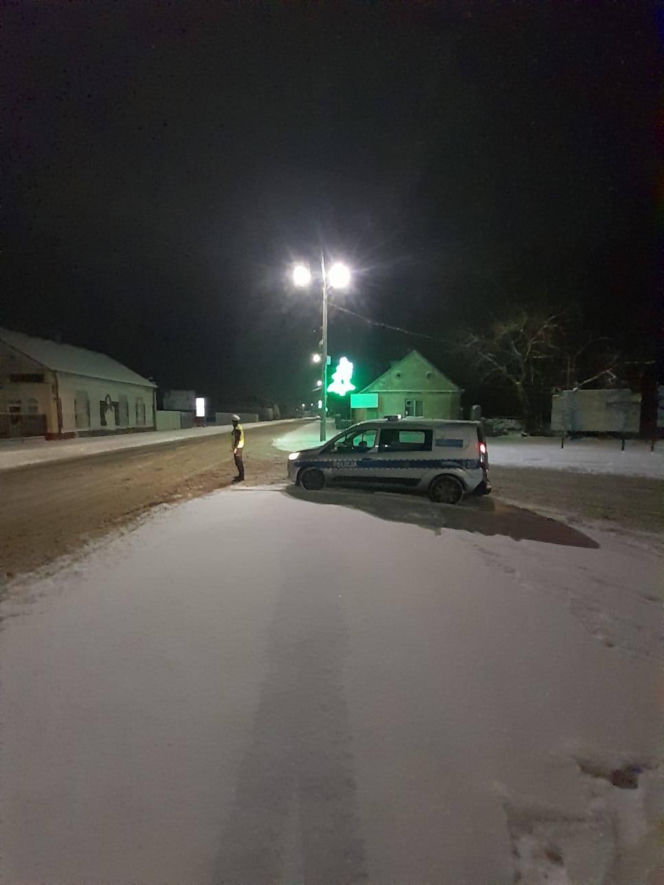 Pijany 37-latek wiózł pijaną parę z maleńkim dzieckiem! „Dziecko z objawami wyziębienia”