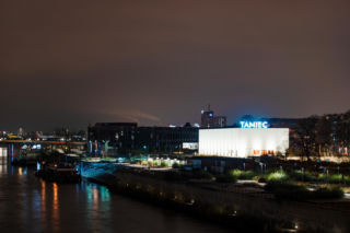 Warszawa tańczy w białej kostce. Przyjechała z Niemiec, żeby służyć Muzeum Sztuki Nowoczesnej