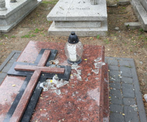 Beznadziejne zachowanie 36-latka. Znieważył miejsca spoczynku w Grudziądzu!