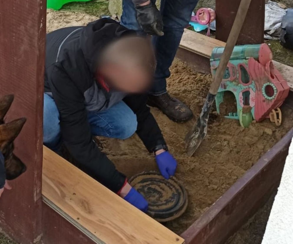 Łódzkie: zakopał NARKOTYKI W DZIECIĘCEJ PIASKOWNICY. Znalazł je pies!