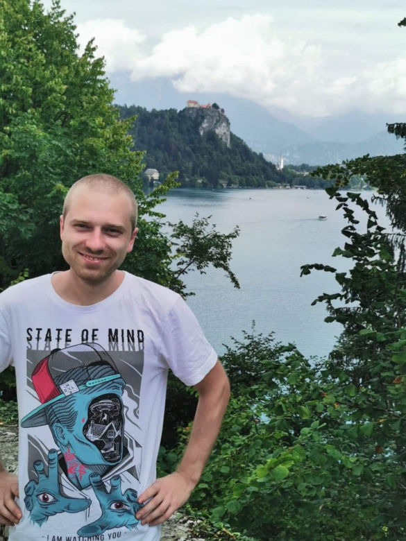 Skok na główkę zakończył się paraliżem. Paweł walczy o życie 