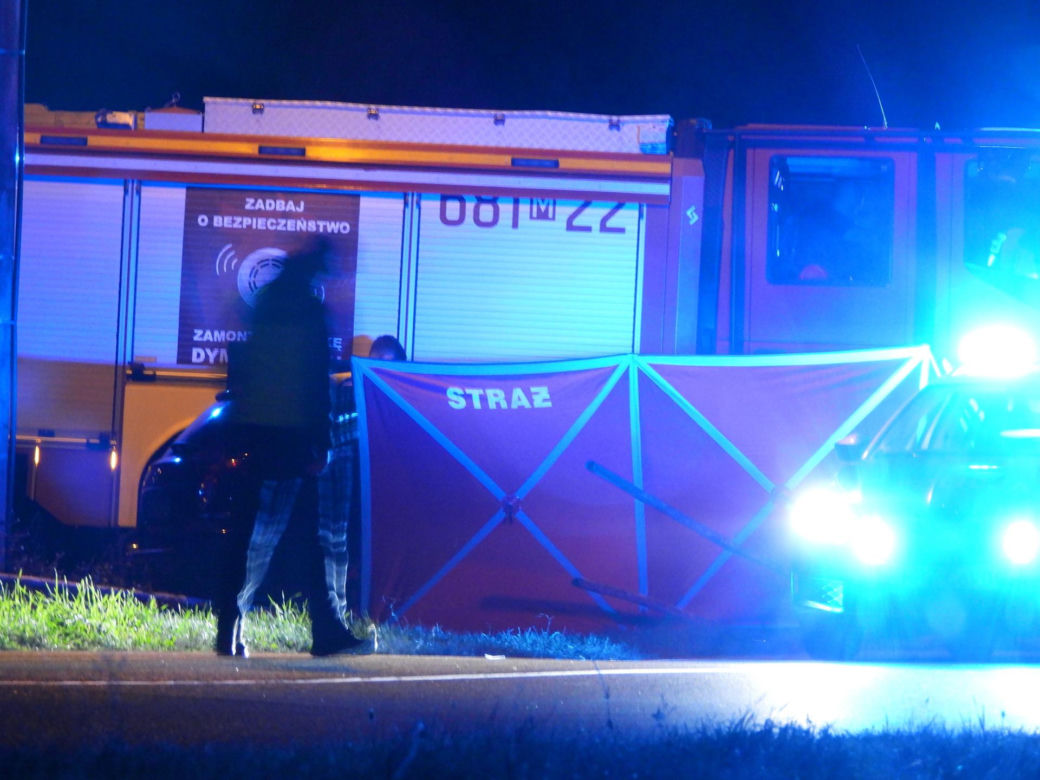 Kierowca uderzył w barierki, barierka przebiła auto i zabiła pasażera, kierowca uciekł pieszo