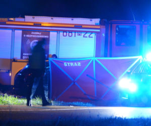Kierowca uderzył w barierki, barierka przebiła auto i zabiła pasażera, kierowca uciekł pieszo