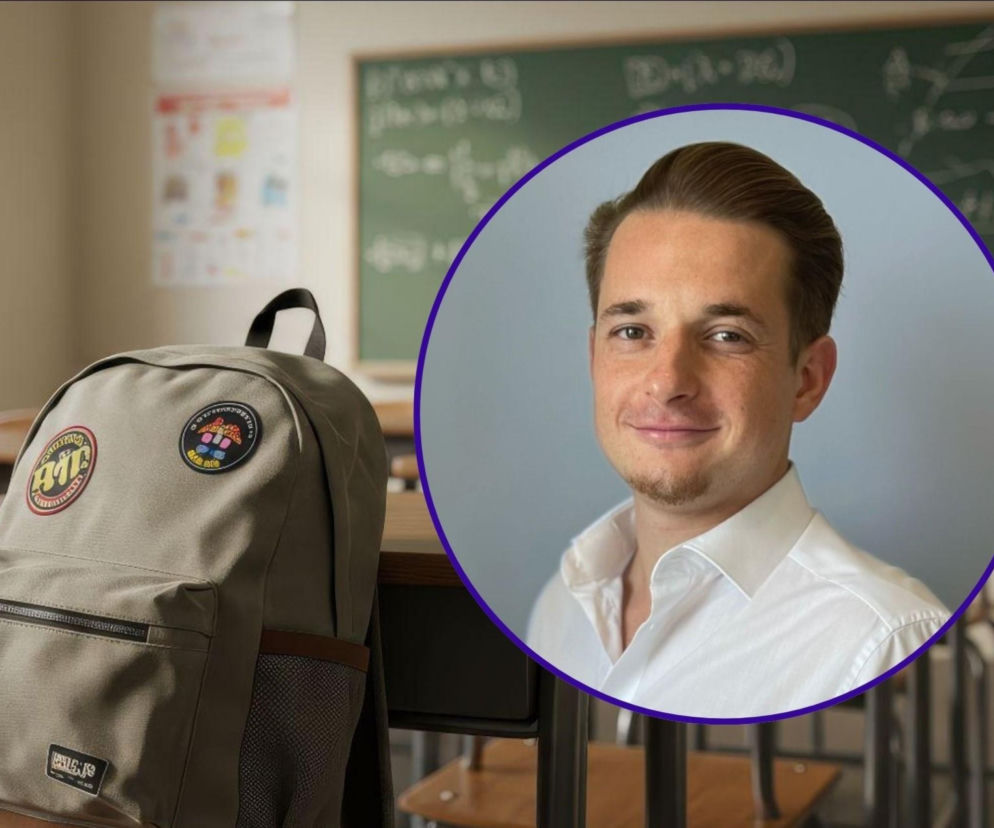 Wojciech Bachalski, dyrektor zarządzający JDJ International Open Schools, na tle szkolnej sali z plecakiem i tablicą, symbolizujący nowoczesną edukację. Przeczytaj więcej o zmianach w nauczaniu na portalu Super Biznes.
