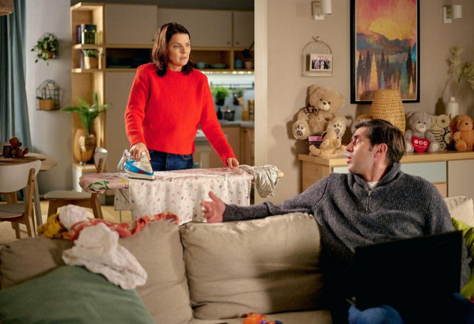 "Na Wspólnej", odcinek 4171: Kariera Mariusza wisi na włosku. Mężczyzna ucieka w alkohol i odsuwa się od Oli