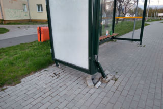 Pęknięte szkło, a nawet skradziona wiata. Toruńscy wandale nie oszczędzają przystanków [AUDIO]