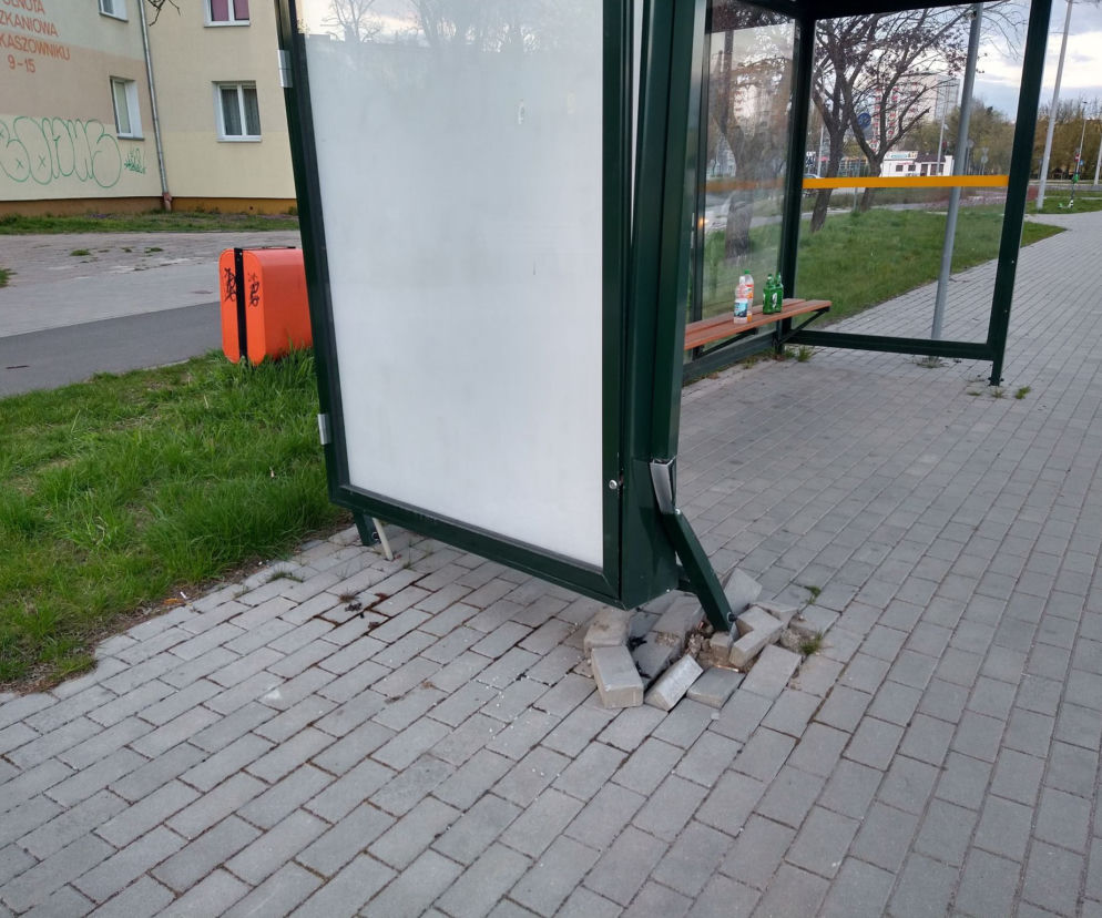 Pęknięte szkło, a nawet skradziona wiata. Toruńscy wandale nie oszczędzają przystanków [AUDIO]