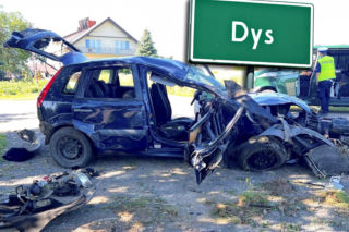 Płacz, przekleństwa. Ford roztrzaskał się na drzewie, w środku 4 nastolatków. Koszmarny początek wakacji