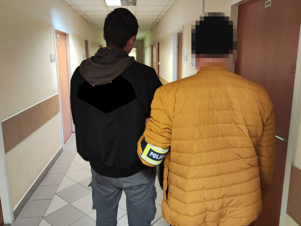  Pościg w centrum Warszawy. 26-latek wjechał w policjanta i wiózł go na masce. Funkcjonariusz ranny, zatrzymany miał narkotyki