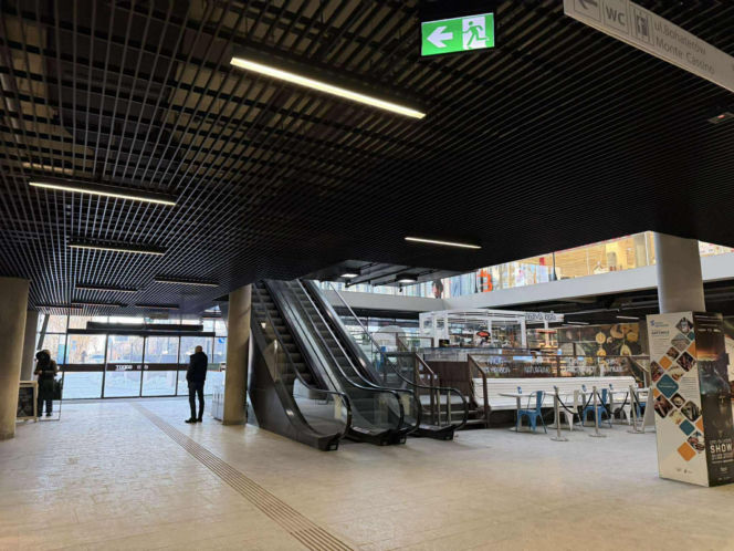 Pracownicy korzystają z prywatnych grzejników, a podróżującym - przyda się sporo cierpliwości