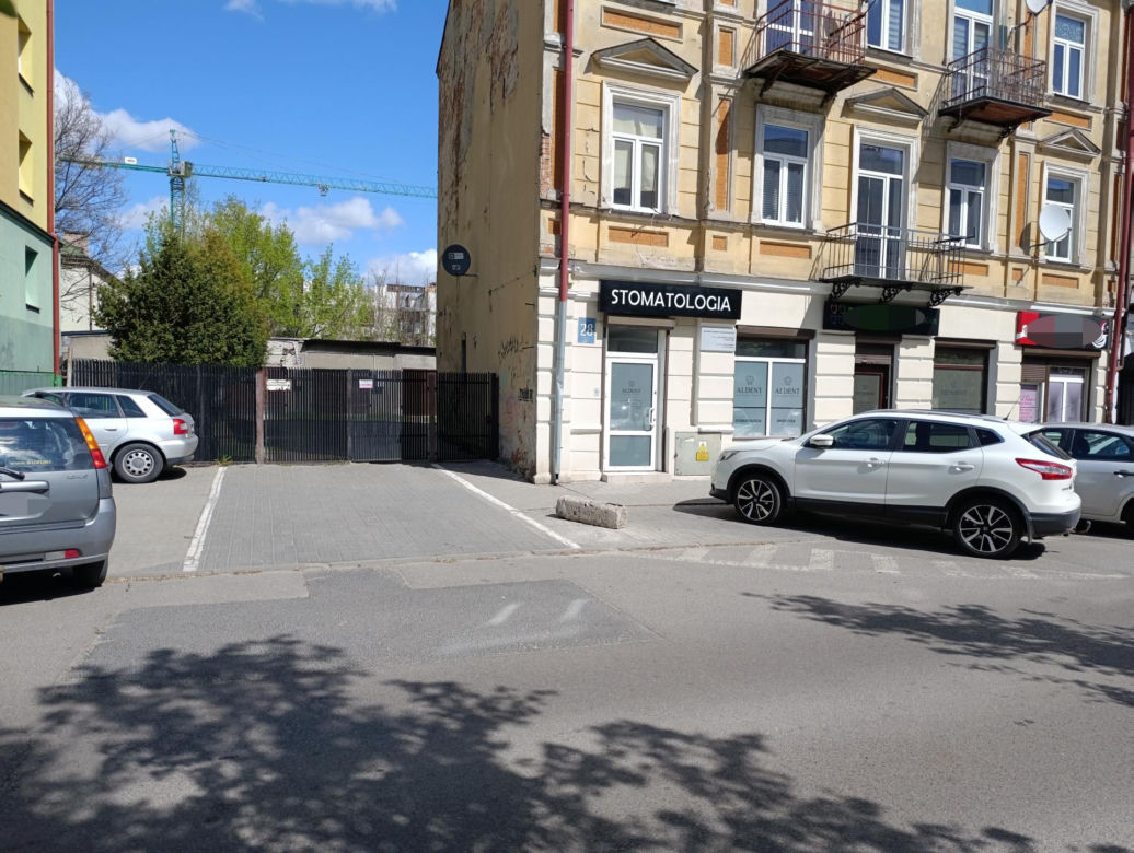Haniebne malodwidło latami szpeciło bramę. Interwencja dziennikarza "Super Expressu"