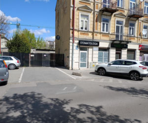 Haniebne malodwidło latami szpeciło bramę. Interwencja dziennikarza Super Expressu