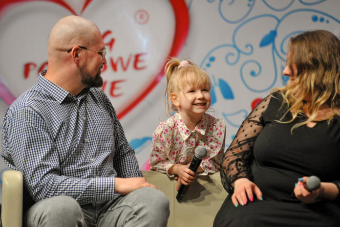 Zosia Łatas po transplantacji serca z rodzicami - Katarzyną i Szczepanem Łatas - Katowickie Forum Młodych - BO NOWE JEST NADZIEJĄ