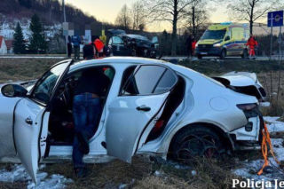 Radomierz. Osobówka wpadła w poślizg i wjechała w taksówkę. 8 osób w szpitalu