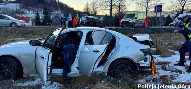 Radomierz. Osobówka wpadła w poślizg i wjechała w taksówkę. 8 osób w szpitalu
