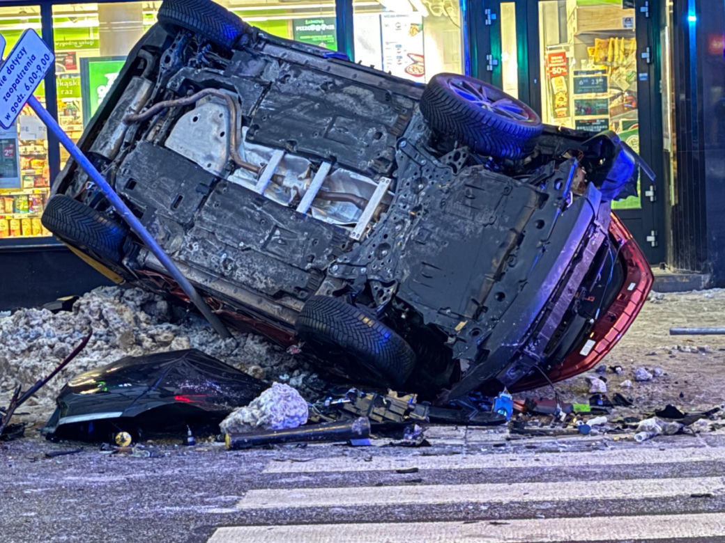 Śmigłowiec ratunkowy na placu Szembeka! Zderzenie samochodów, jeden z nich uderzył w kobietę i dziecko