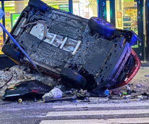 Śmigłowiec ratunkowy na placu Szembeka! Zderzenie samochodów, jeden z nich uderzył w kobietę i dziecko