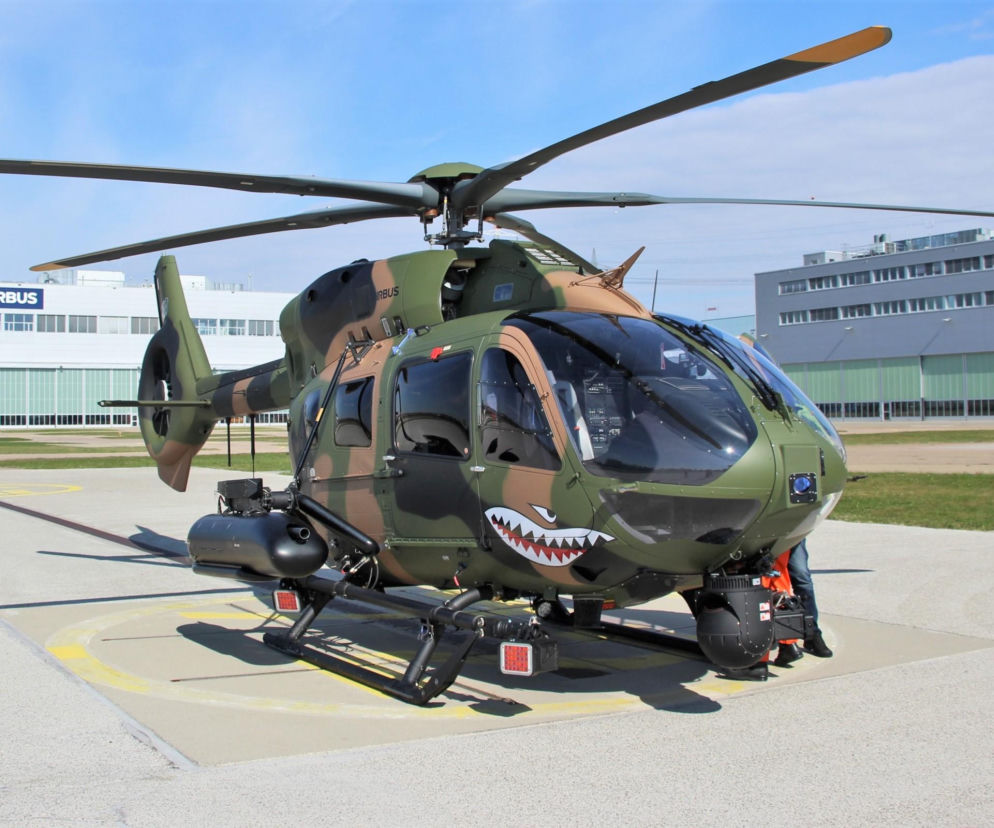 Śmigłowiec Airbus H145M w kamuflażu stoi na lądowisku. O polskim uzbrojeniu dla maszyn przeczytasz na SE Portal Obronny.