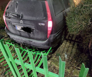 Huk i pęknięta ściana! Citroen wjechał w dom na Południowej w Starachowicach