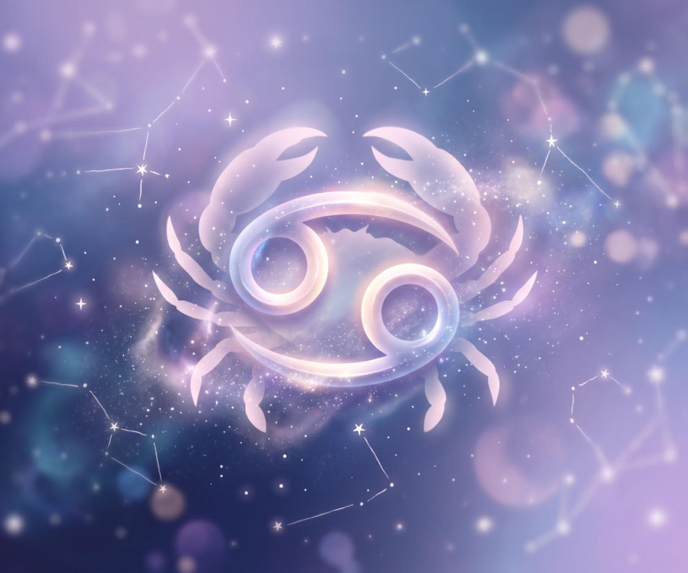Świecący symbol zodiakalnego Raka na tle gwieździstego nieba. O horoskopie dziennym przeczytasz w serwisie Eska.