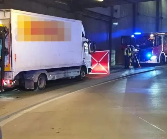 Mercedes stoczył się na autobus w Katowicach. Nie żyje 45-latek