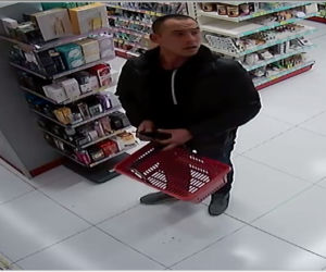 Policja szuka tych mężczyzn