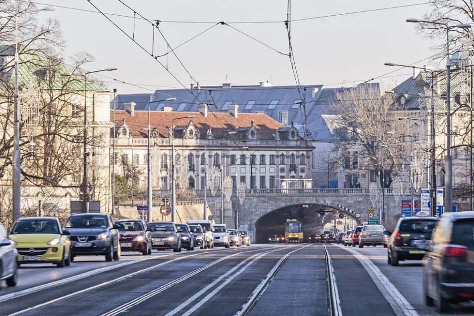 Widok biurowca Plac Zamkowy od strony zachodniego fragmentu Trasy W-Z