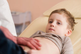 Ból brzucha przed przedszkolem może być objawem stresu. Jeden błąd w rozmowie może wszystko pogorszyć