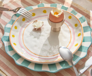 Kolorowa aranżacja wielkanocnego stołu - Westwing