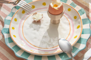 Kolorowa aranżacja wielkanocnego stołu - Westwing