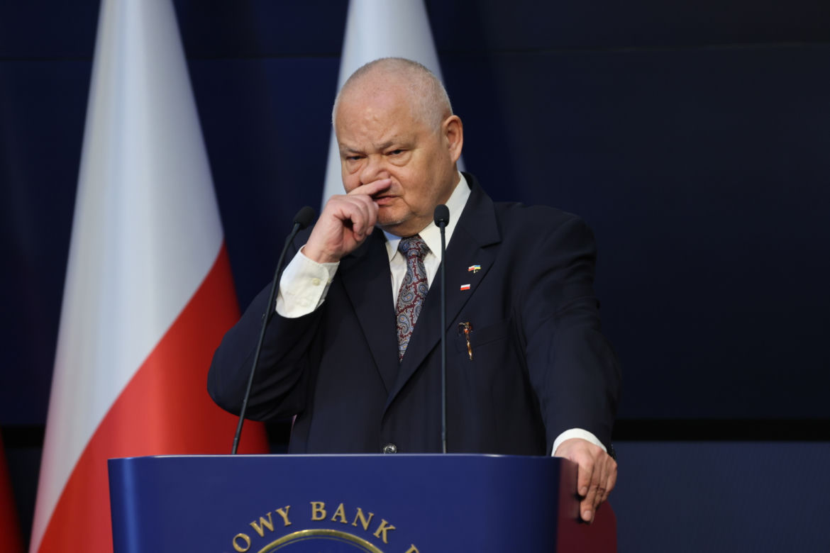Podwyżka stóp procentowych. Glapiński tłumaczy kiedy to się skończy. Zobacz jego miny