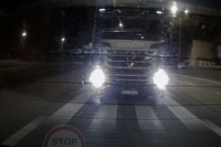 Migał długimi i popędzał. Kierowca osobówki nie pozostał dłużny - WIDEO