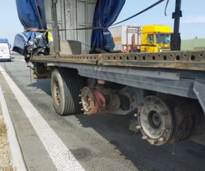 Jechał bez kół i hamulców