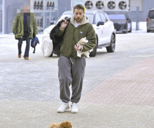 Sebastian Fabijański z pieskiem