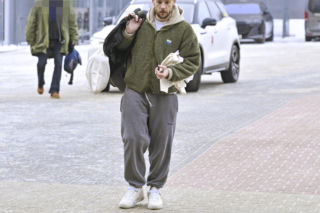 Sebastian Fabijański z pieskiem