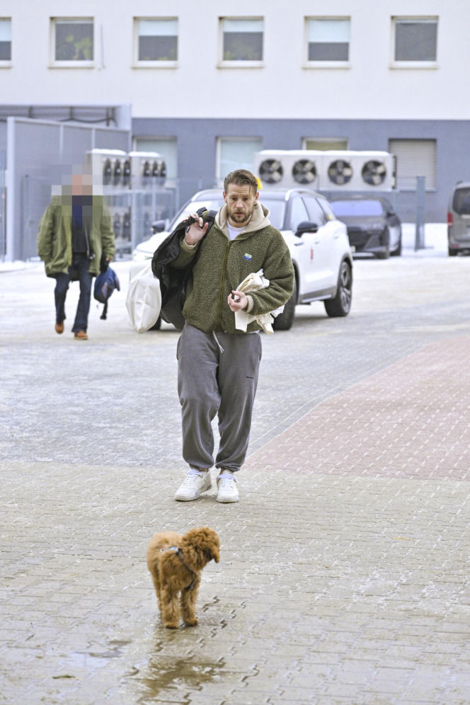 Sebastian Fabijański z pieskiem