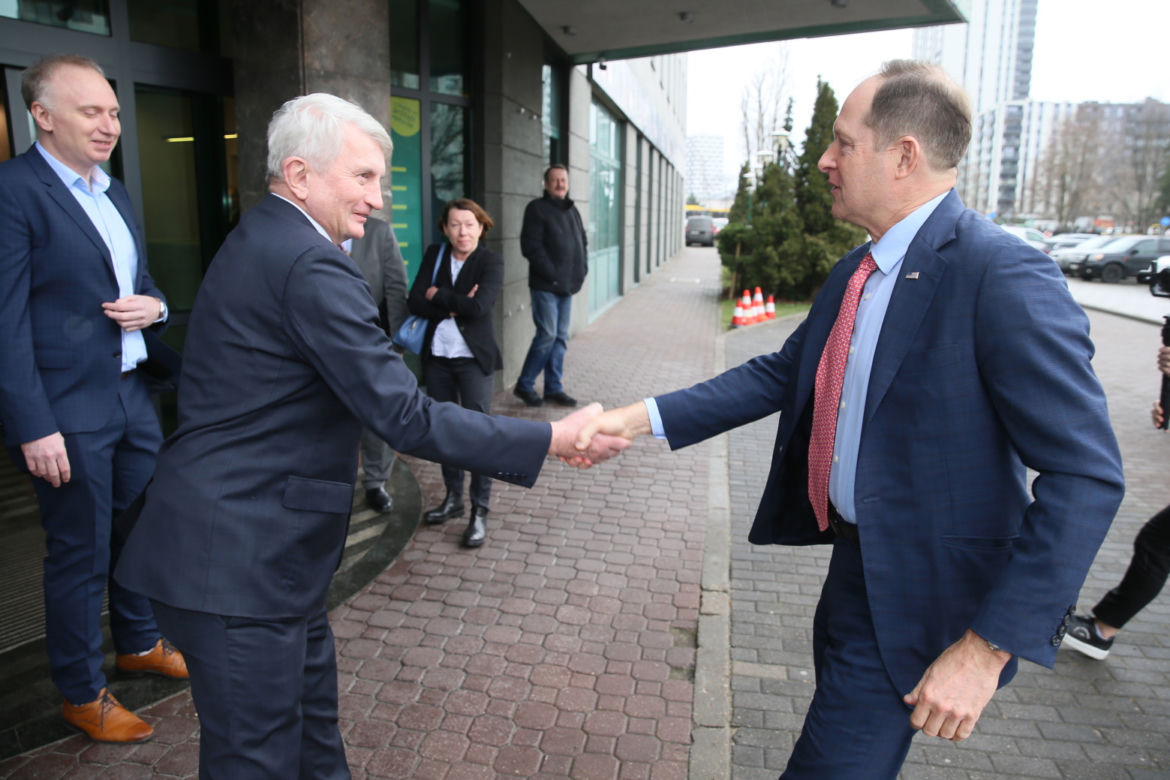 My, Amerykanie i Polacy, stoimy ramię w ramię