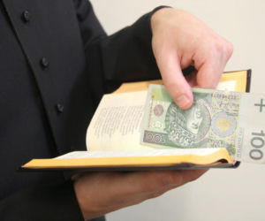 Ile dać księdzu po kolędzie? Takie kwoty do koperty wkładają Polacy. A co mówią o tym księża?
