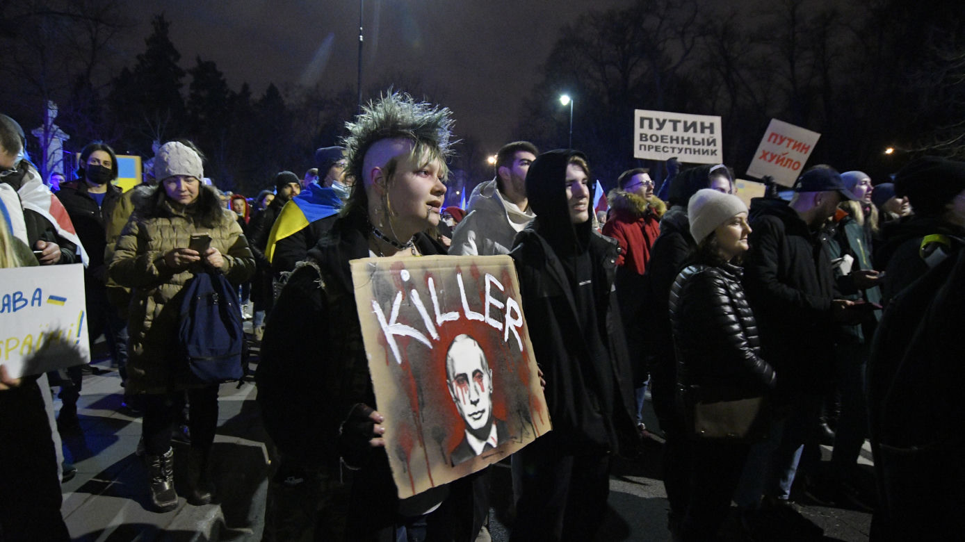 Warszawiacy murem za Ukrainą. Codziennie na protestach dziesiątki tysięcy ludzi