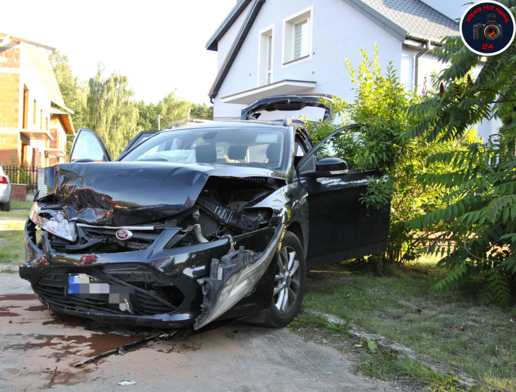 Wypadek w Wesołej: Alfa Romeo wjechała w bramę