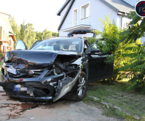 Wypadek w Wesołej: Alfa Romeo wjechała w bramę