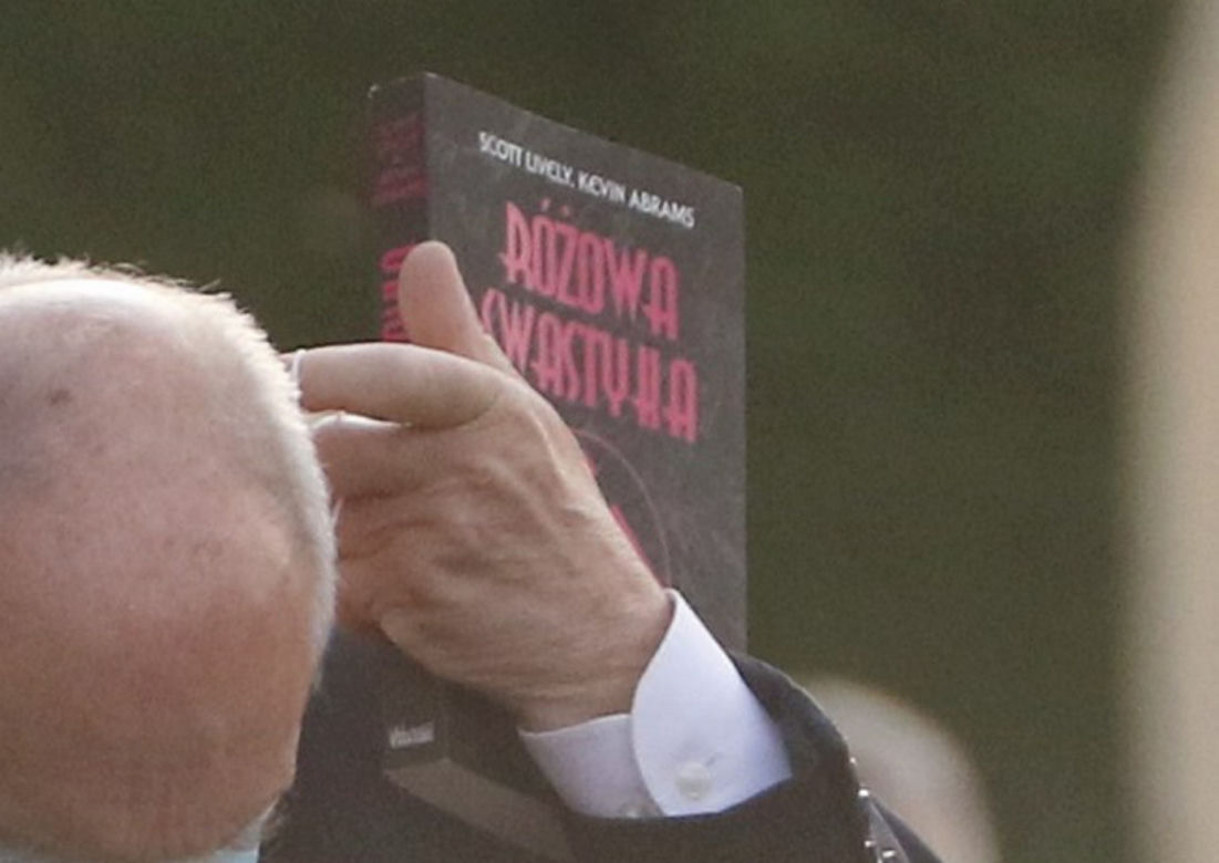 Macierewicz czyta o gejach nazistach
