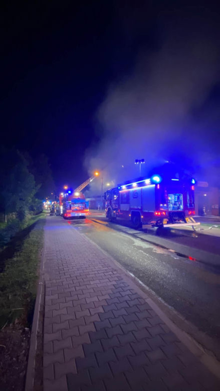 Potężny pożar Biedronki! Cały dach sklepu objęty ogniem, na miejscu ponad 80 ratowników