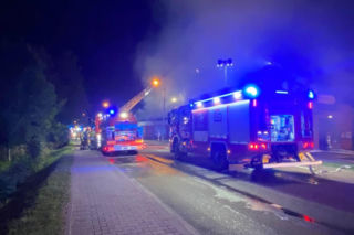 Potężny pożar Biedronki! Cały dach sklepu objęty ogniem, na miejscu ponad 80 ratowników