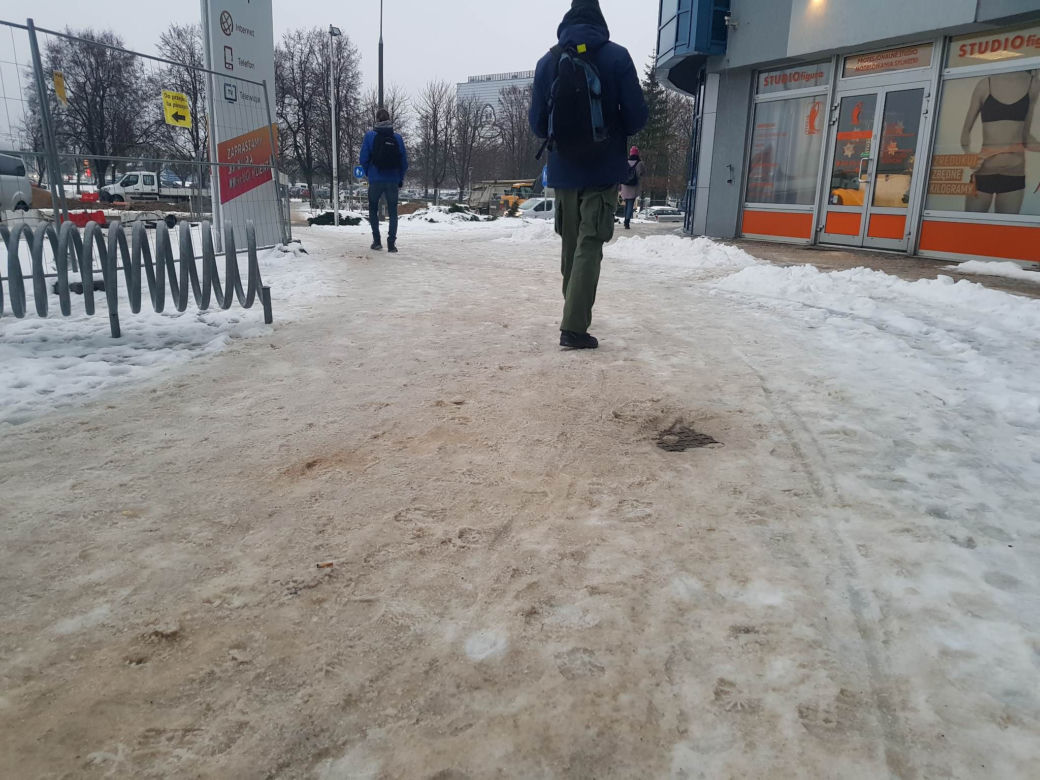 Warmińsko-mazurskie. Lodowisko na drogach, śliskie chodniki, wiele kolizji [ZDJĘCIA]