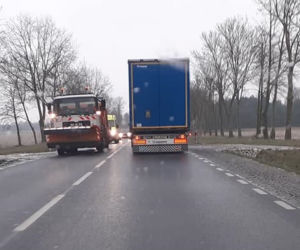 Trudne warunki drogowe w Podlaskiem. Uwaga, jest bardzo ślisko! [ZDJĘCIA]